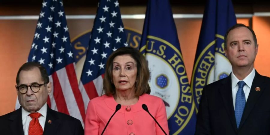 Nadler, Pelosi, Adam (v.l.)