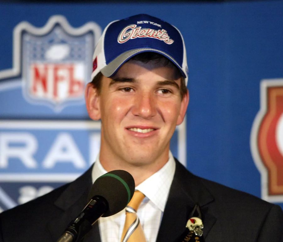 Eli Manning bei seinem Draft 2004. Der Quarterback gewann mit den New York Giants zweimal den Super Bowl.