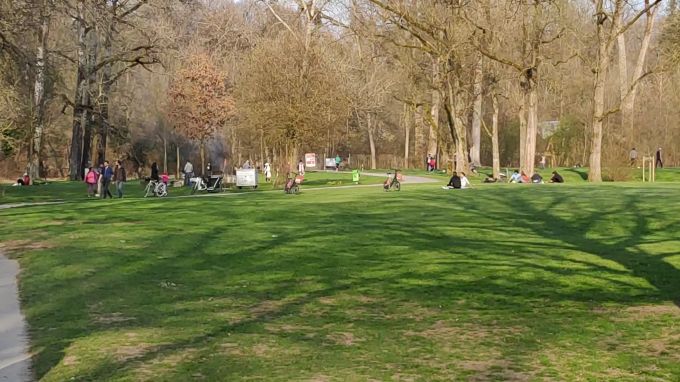 Trotz Lockdown halten sich viele Leute in den Parks auf - jedoch ist dies nicht in allen Kantonen gleich. Coronavirus Park