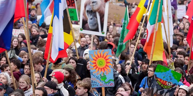 Demonstranten in Brüssel fordern eine aktivere Klima-Politik von der EU – unter ihnen auch Aushängeschild Greta Thunberg aus Schweden. klima-protest brüssel