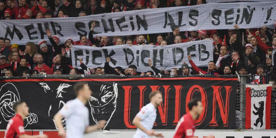 Die Anhänger von Union Berlin tun ihrem Unmut ebenfalls kund.