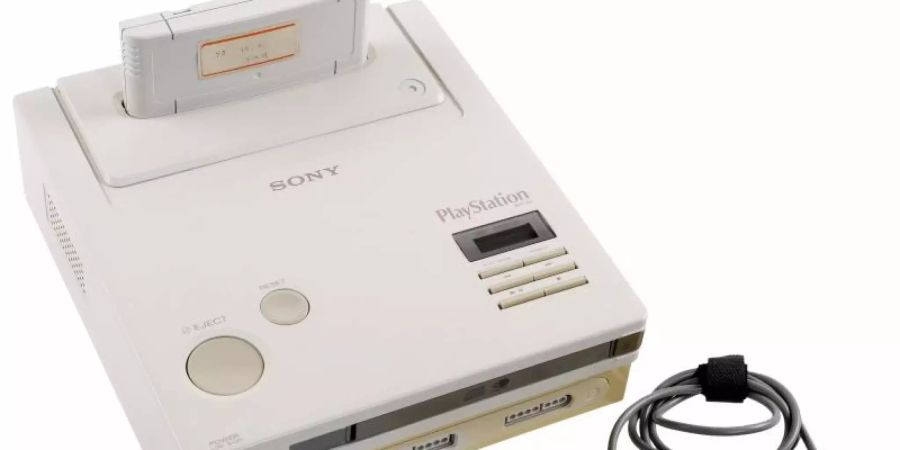 Diesen «PlayStation»-Prototyp soll es nur noch ein einziges Mal auf der Welt geben - einem Käufer war das viel Geld wert. Foto: Heritage Auctions/dpa