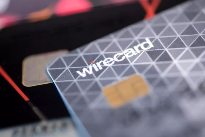 Eine Kreditkarte des Bezahldienstleisters Wirecard liegt auf einem Tisch. wirecard