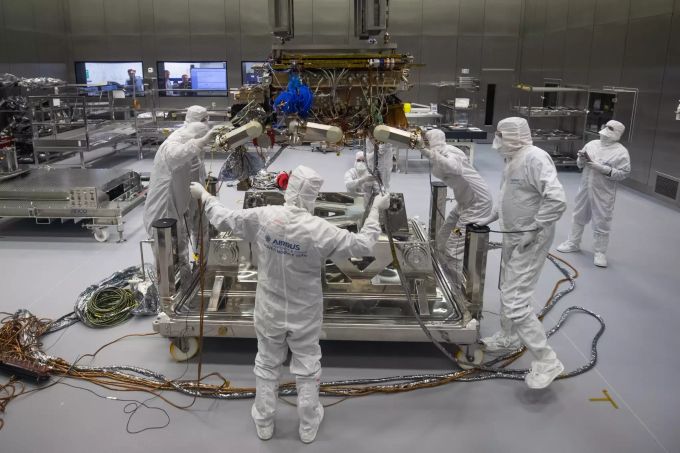 Der ExoMars-Rover der Europäischen Weltraumorganisation (ESA) wird von Arbeitern für das Verlassen des Airbuswerks vorbereitet. ExoMars-Projekt