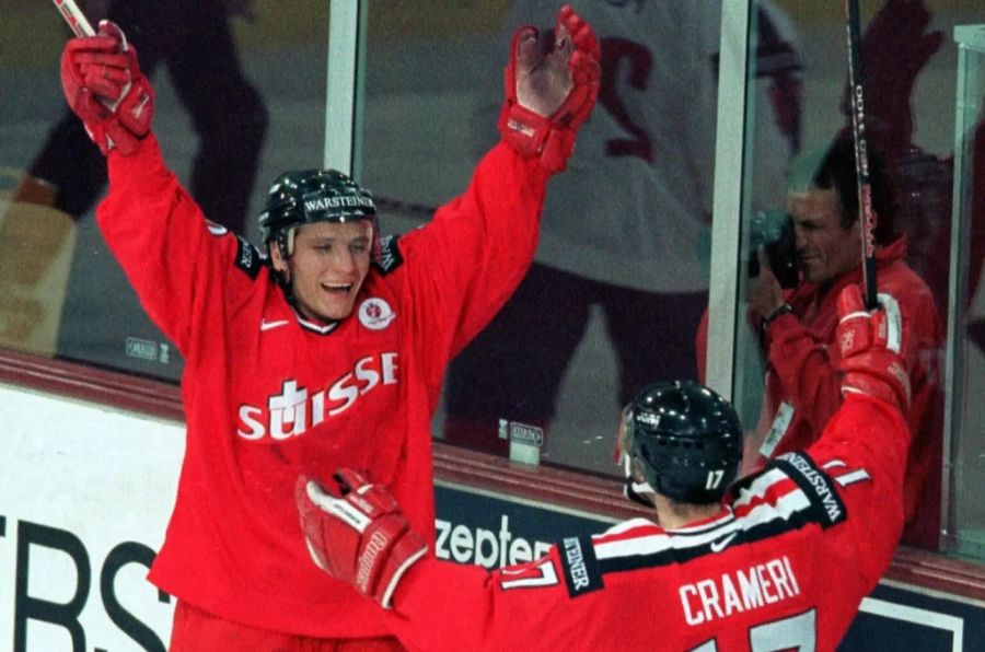 Die Schweizer Marcel Jenni (l.) und Gian-Marco Crameri jubeln an der WM 1998 nach einem Treffer für die Schweiz.