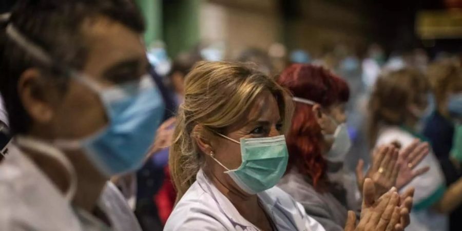 Das Gesundheitspersonal einer Klinik in Barcelona freut sich über die Unterstützung der Bürger. Foto: Emilio Morenatti/AP/dpa