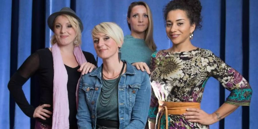 Nadja Benaissa (r) wollte mit der Band medlz ihr Comeback feiern. Foto: Sebastian Kahnert/dpa-Zentralbild/dpa