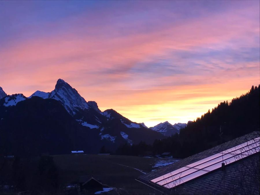 Das Abendrot über dem Saanenland im Kanton Bern.