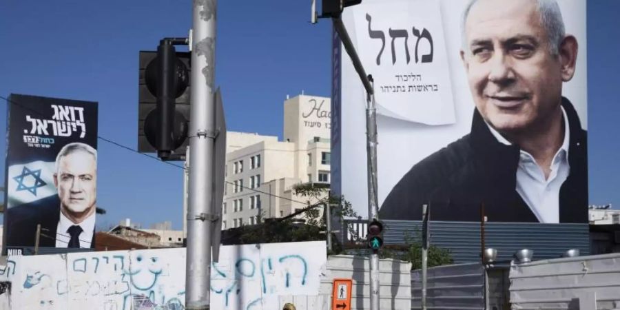 Wahlplakate zeigen den israelischen Ministerpräsidenten Benjamin Netanjahu (r) und den Oppositionspolitiker Benny Gantz (l). Foto: Oded Balilty/AP/dpa