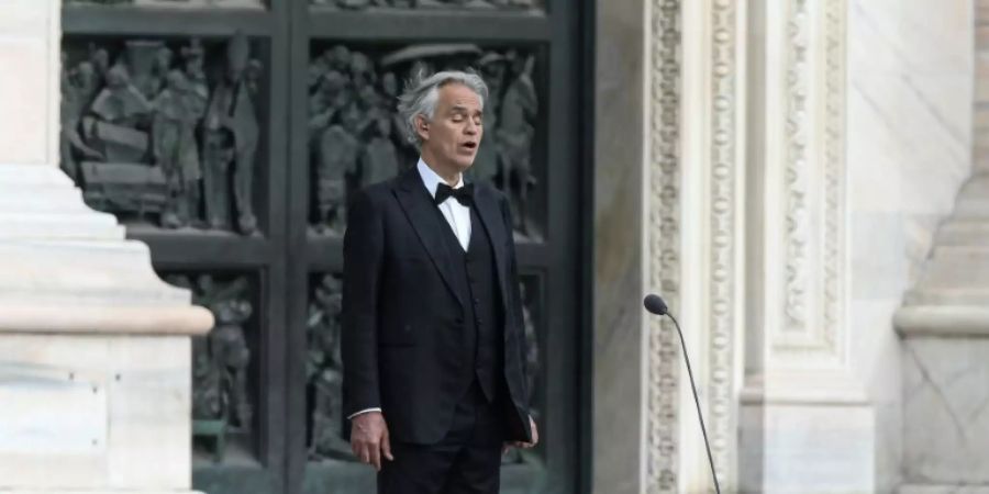 Andrea Bocelli vor dem Mailänder Dom