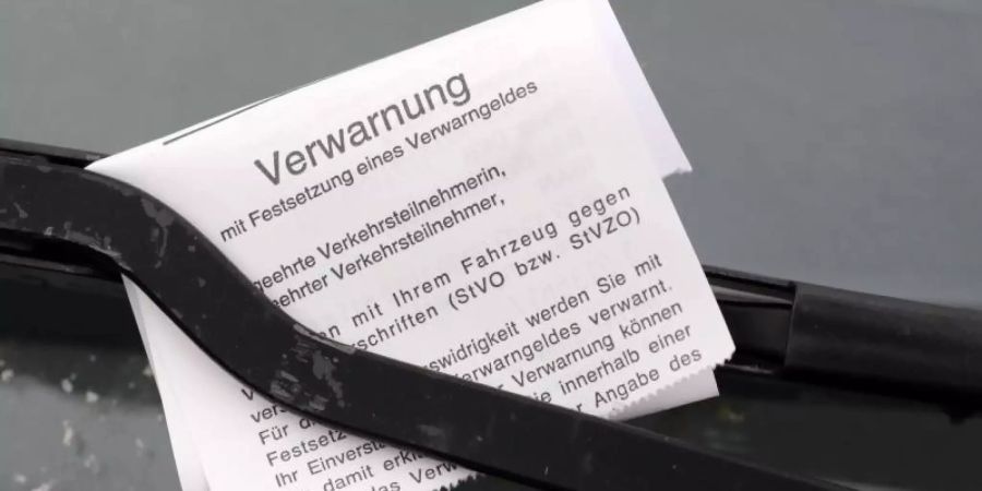 Kommunen dürfen keine privaten Dienstleister zur Verkehrsüberwachung einsetzen. Gegen «Knöllchen» könnte sich so mancher Autofahrer nach einer Entscheidung des Oberlandesgerichts (OLG) Frankfurt jetzt wehren. Foto: Bernd Wüstneck/dpa
