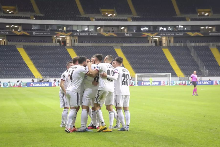 Der FCB musste das EL-Hinspiel gegen Eintracht Frankfurt vor leeren Rängen spielen. Er gewann dieses überraschend mit 3:0.