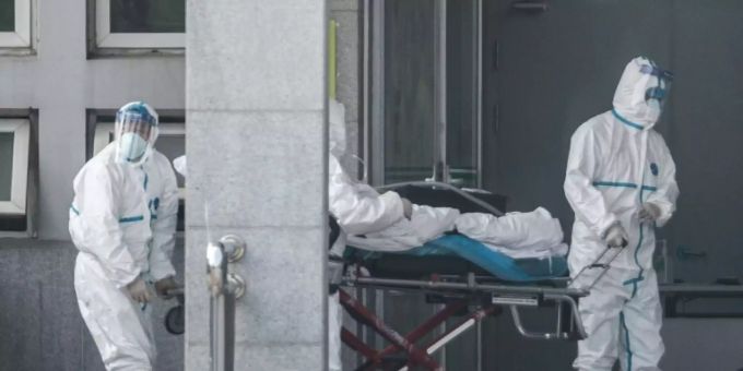 Infizierter wird in Wuhan in Klinik gebracht Infizierter wird in Wuhan in Klinik gebracht