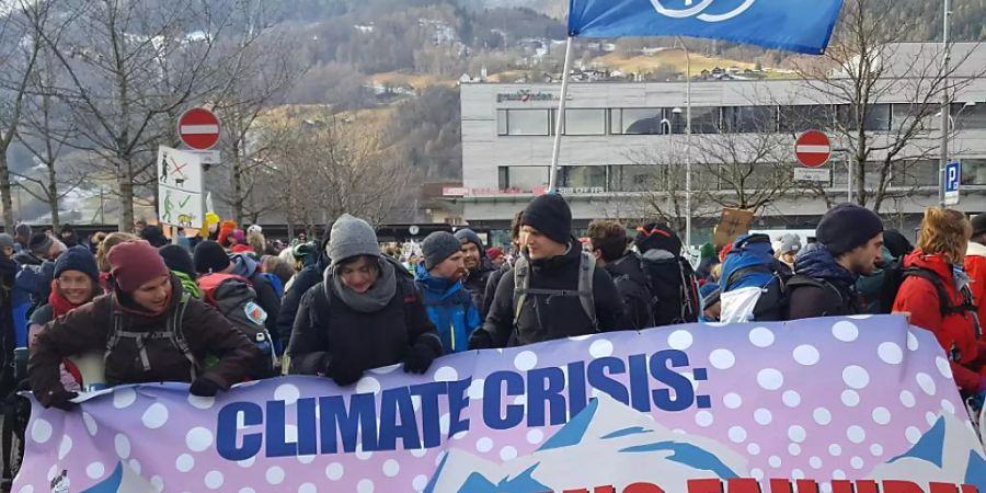 Das WEF soll sich der Klimaverantwortung stellen: Mit dieser Forderung ist in Landquart der Klimamarsch nach Davos gestartet.