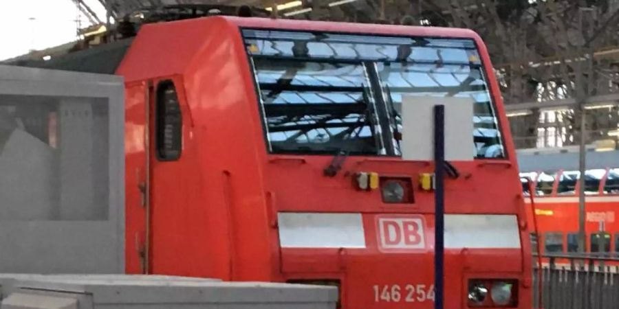 Die Lok des Regionalexpresses steht an dem Prellbock, auf den sie zuvor im Hauptbahnhof aufgefahren war. Foto: Frm/dpa