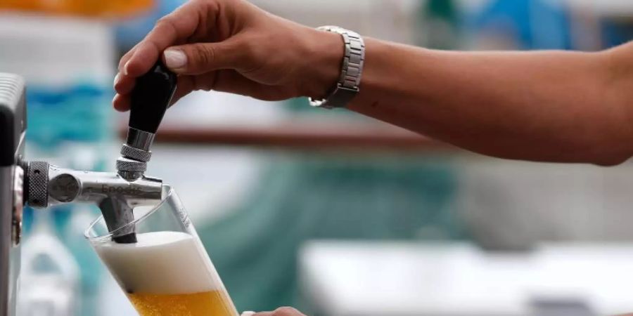Die Zahl der Mehrfachbeschäftigten in Deutschland nimmt zu. Foto: Axel Heimken/dpa