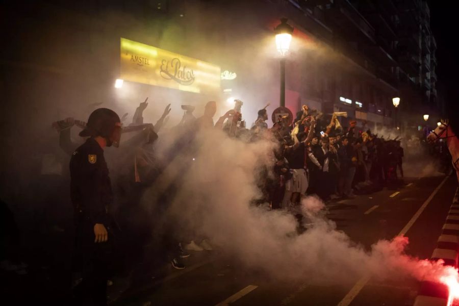 Fans von Valencia singen in der Stadt und zünden Pyros.