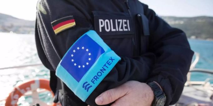 Ein Beamter der Bundespolizei See steht im Hafen der Insel Samos auf dem Vordeck des Streifenboots BP 62 «Uckermark». Foto: Christian Charisius/dpa frontex
