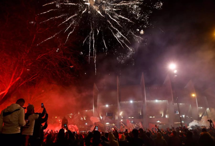 Geisterspiel in der Champions League: Die Fans von Paris lassen sich die Stimmung nicht verderben und veranstalten vor dem Stadion ein Feuerwerk.