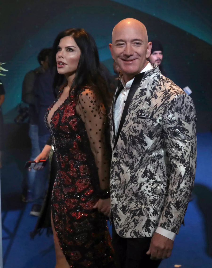 Jeff Bezos, Gründer von Amazon, trifft mit Lauren Sanchez, Nachrichtensprecherin aus den USA, bei einer Veranstaltung von «Amazon Prime Video» am blauen Teppich ein.