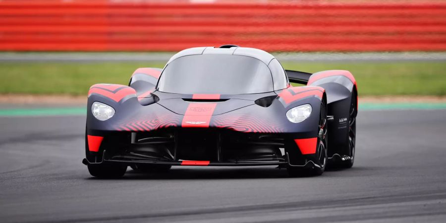 Max Verstappen und Alex Albon durften die Aston Martin «Valkyrie» testen.