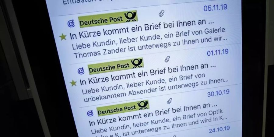 Mit einer Digitalisierungsinitiative will die Deutsche Post den Versand und Empfang von Briefen und Paketen erleichtern. Die Sendungen sollen besser nachverfolgbar sein. Foto: Carsten Koall/dpa