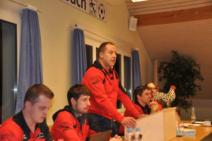 Der Vorstand des Schwingklub Thal-Gäu mit seinem Präsidenten Adrian Nussbaumer (stehend). Schwingklub Thal Gäu