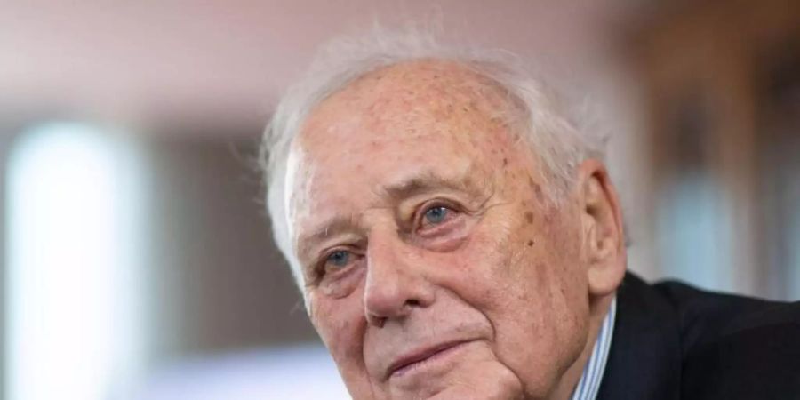 Reinhold Würth machte kurz nach dem Krieg in der väterlichen Firma eine Lehre - und führte das Unternehmen dann von 1954 an. Foto: Marijan Murat/dpa