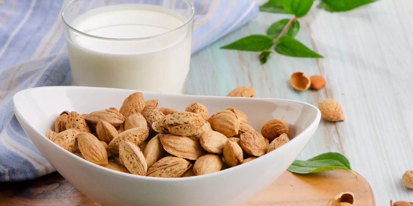 Wie Sie Mandelmilch in der Küche einsetzen Nau Food