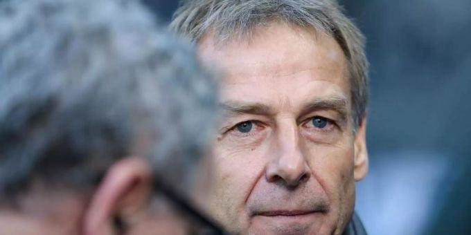 Ist das Lachen vergangen: Hertha-Coach Jürgen Klinsmann. Foto: Andreas Gora/dpa Ist das Lachen vergangen: Hertha-Coach Jürgen Klinsmann. Foto: Andreas Gora/dpa