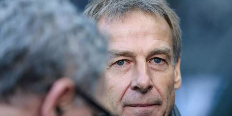 Ist das Lachen vergangen: Hertha-Coach Jürgen Klinsmann. Foto: Andreas Gora/dpa