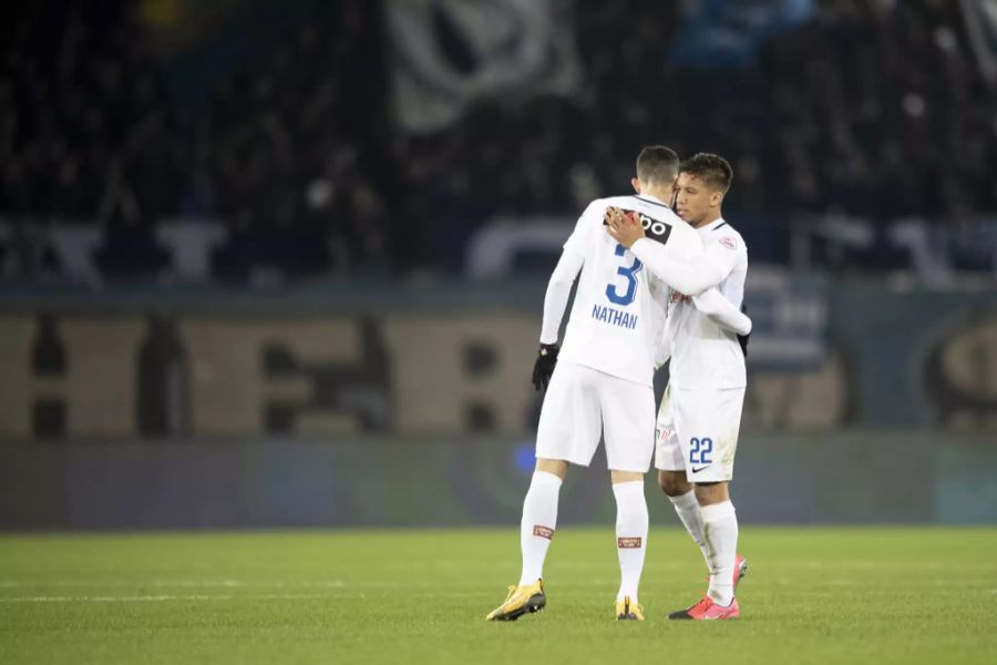 Die FCZ-Spieler Nathan (l.) und Rüegg (r.) spenden sich Trost.