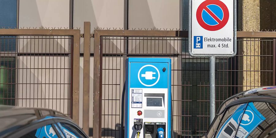 In Basel-Stadt gilt die Zukunft den Elektroautos. Ab 2050 dürfen auf dem Strassennetz des Stadtkantons keine umweltschädlichen Autos mehr fahren (KEYSTONE/Georgios Kefalas)