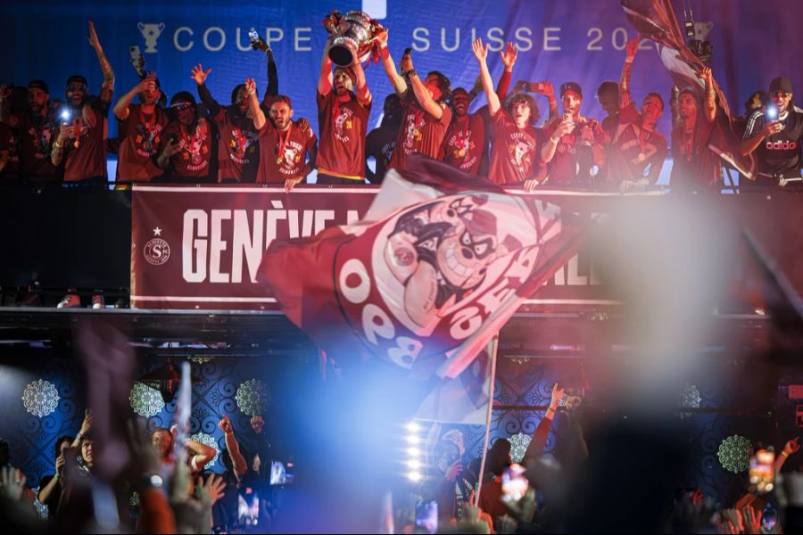 Servette wird von den zahlreich angereisten Fans in Genf gefeiert.