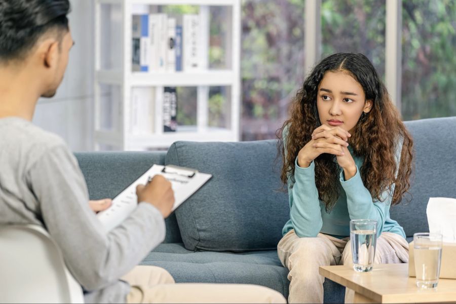 Teenager in Therapiesitzung