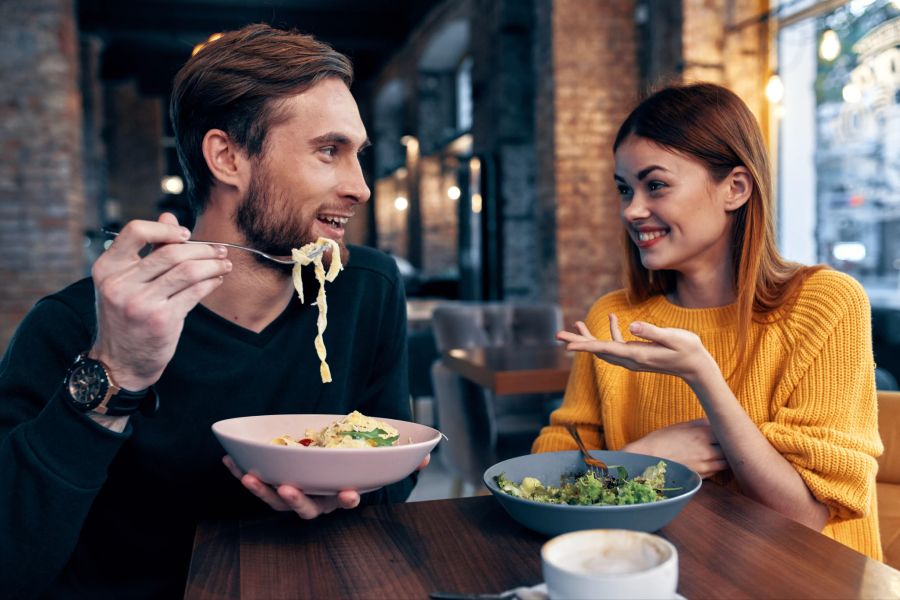 paar, lachend gemeinsam, im restaurant essend