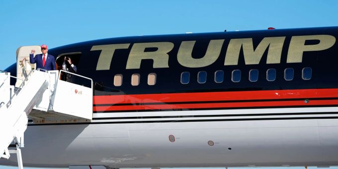 Donald Trump steigt aus seinem Flugzeug aus – der Ex-Präsident ist in Milwaukee angekommen. Donald Trump Joe Biden