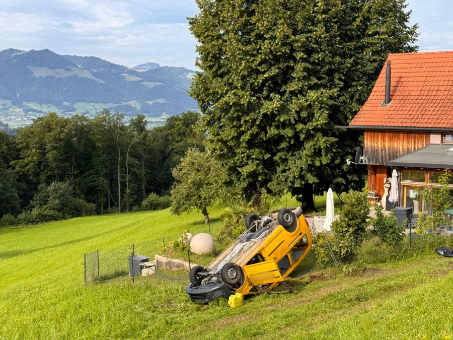 Am Montagmorgen ist in Kaltbrunn SG ein Lieferwagen verunfallt.