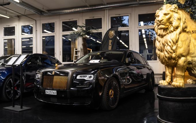 Der Vettiger-Löwe bewacht den mit Gold verzierten Rolls-Royce. vettiger
