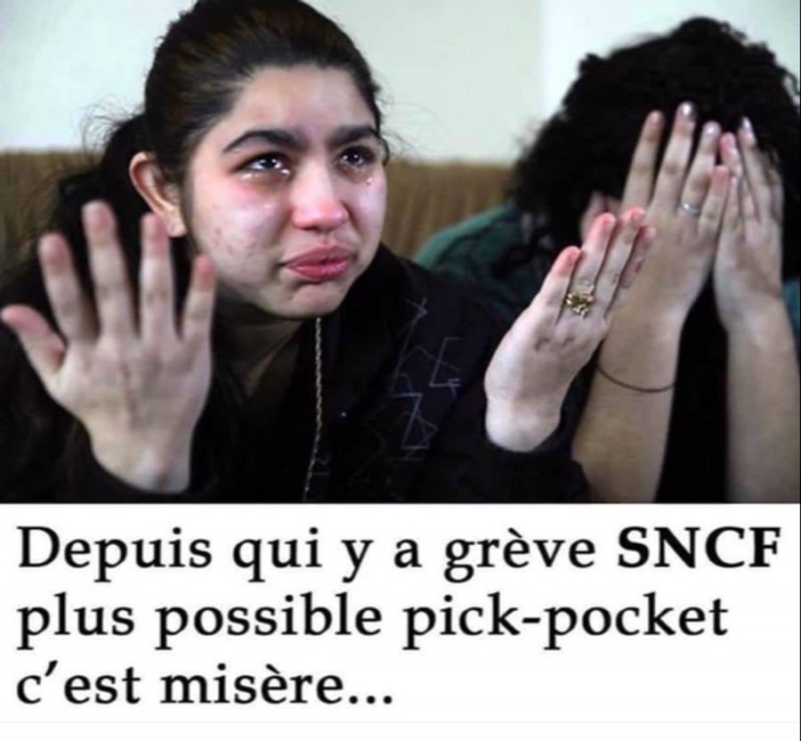 «Seit es einen SNCF-Streik gibt, kann ich nicht mehr Taschendiebin sein … es ist ein Elend.» Die Frau auf dem Bild wird weinend dargestellt, der Text suggeriert ironisch, dass sie sich über den Ausfall ihres Diebstahl-Alltags beklagt. Es bedient das Vorurteil, dass Roma-Frauen notorische Taschendiebe seien. Die sexistische Komponente verstärkt die Entmenschlichung.
