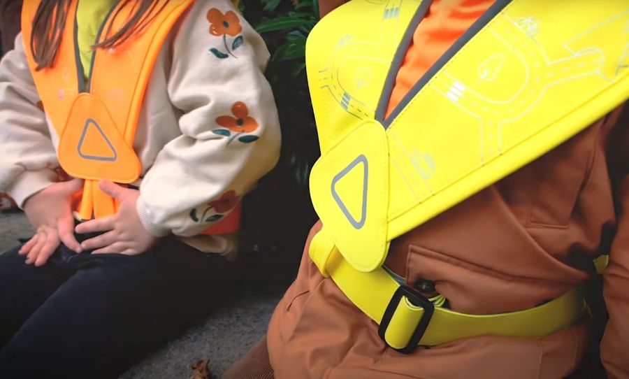 Am Ende sieht das so aus - neu ist der Gurt um die Hüfte, den die Kinder oft nicht selber anziehen können.