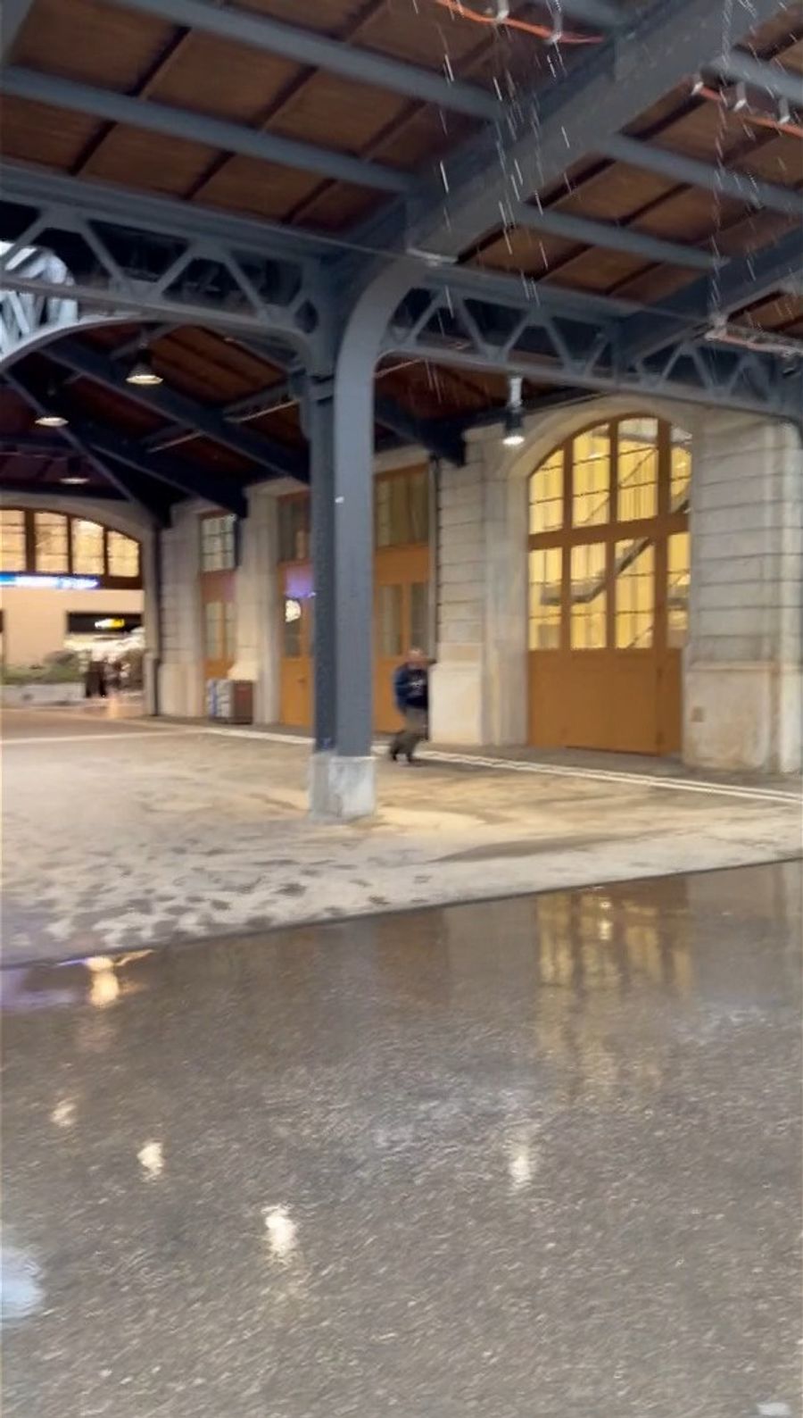 Der Boden steht entsprechend unter Wasser.