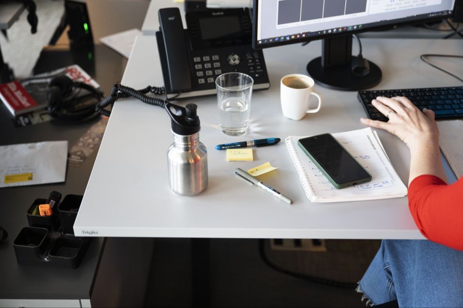 Aber auch im Büro nimmt die Produktivität bei Hitze ab, vor allem ab 30 Grad Celsius.
