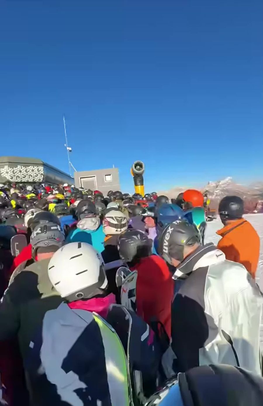 Lange Warteschlangen: Skifahrer stauen sich vor einem Lift in den Dolomiten.