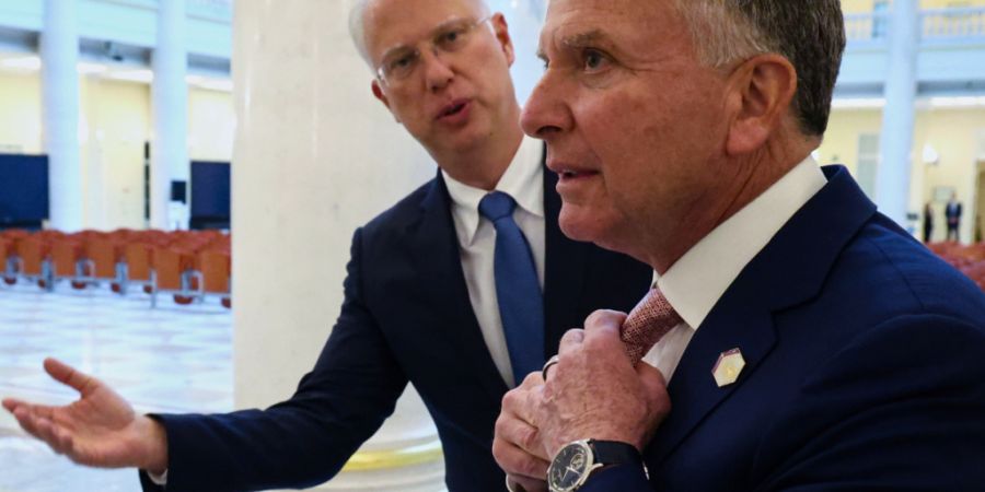 ARCHIV - Auf diesem von der staatlichen russischen Nachrichtenagentur Sputnik via AP veröffentlichten Foto, begrüßt der Kreml-Unterhändler Kirill Dmitrijew (l) den Sondergesandten v...