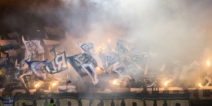 Die Zürcher Staatsanwaltschaft klagt zwei FCZ-Fans an, die bei einem Angriff auf GC-Fans in Rickenbach dabei gewesen sein sollen. (Symbolbild)