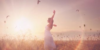 frau geniesst die natur