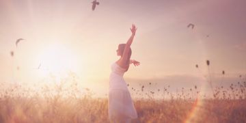 frau geniesst die natur