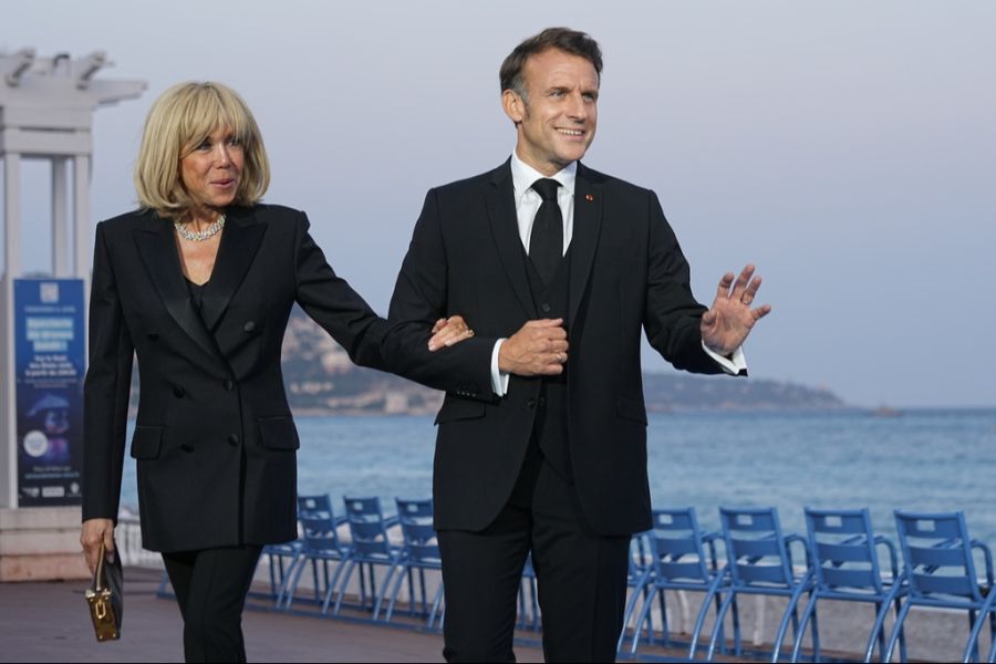 Brigitte Macron mit ihrem Mann: Die First Lady Frankreichs kämpft gegen jahrelange Online-Hetze.