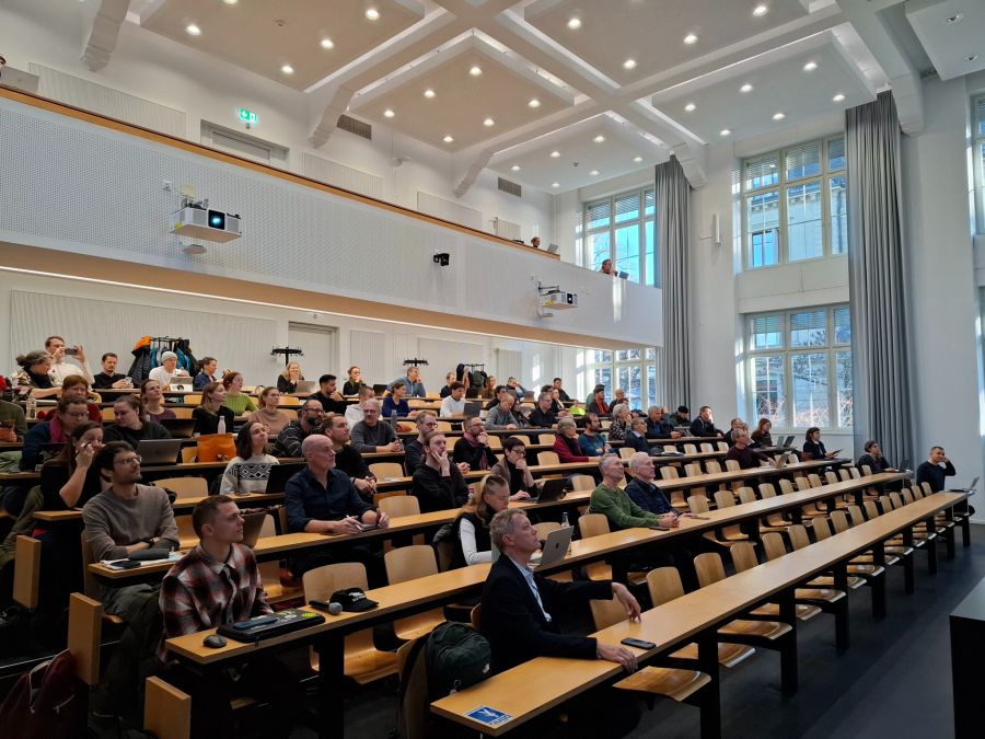Rund 70 Personen bildeten sich am Freitag in der Universität Bern zum Thema KI in der Bildung fort.